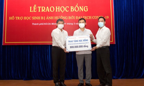 Tạp chí Xây dựng Đảng phối hợp trao học bổng hỗ trợ học sinh bị ảnh hưởng bởi đại dịch Covid-19 từ nguồn tiền thưởng Giải Búa liềm vàng